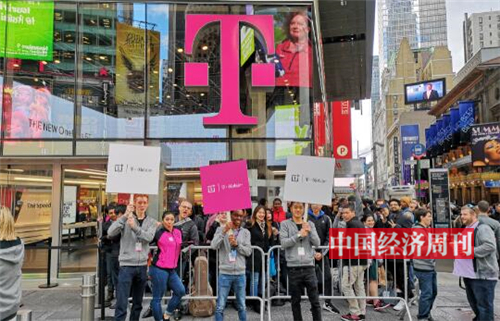 p64-2 10 月29 日下午，时代广场的T-Mobile 店外有诸多粉丝排队等待购买一加6T。《中国经济周刊》记者 周琦I 摄