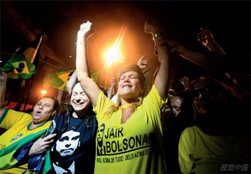 p78-1 10 月28 日，巴西里约热内卢，博索纳罗的支持者街头狂欢庆祝。