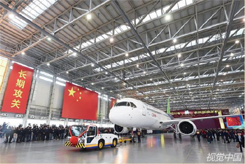 p35-2 2015 年11 月2 日，承载着几代中国航空人梦想的国产大飞机C919 总装下线。