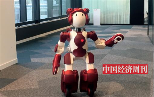 p60 EMIEW3 是日立研发“可与人类共存”的从事接待及引导服务的AI 机器人，服务在日本三菱集团的EMIEW3 为来访客人指引路线。 《中国经济周刊》记者 张燕 I 摄