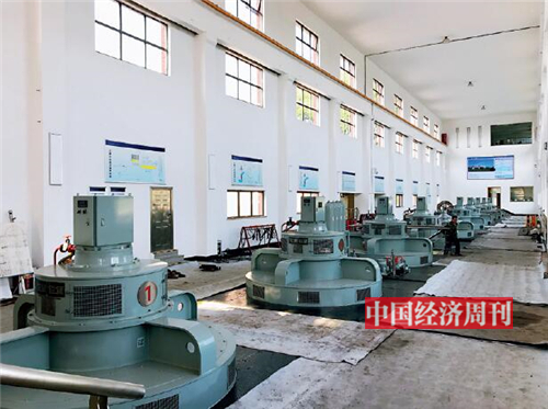 p68-2 江都水利枢纽厂房内的大型水泵 《中国经济周刊》记者 谢玮I 摄