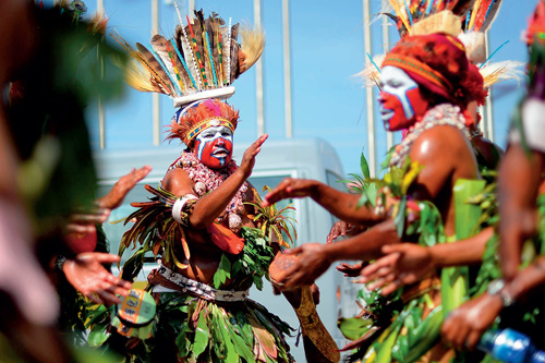 56-2 身着传统服饰的巴布亚新几内亚部落原住民在莫尔兹比港等待参加欢迎庆祝活动。