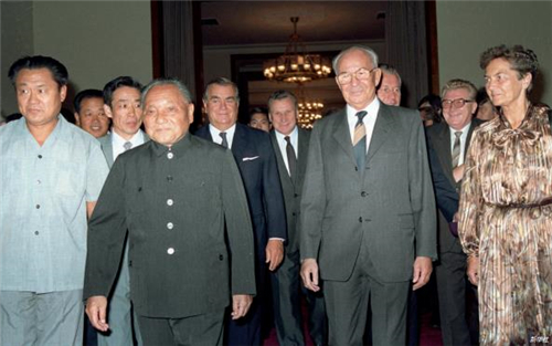 p34-1988 年 9 月 5 日，邓小平同志在会见捷克斯洛伐克总统胡萨克时，提出了“科学技术是第一生产力”的重要论断。