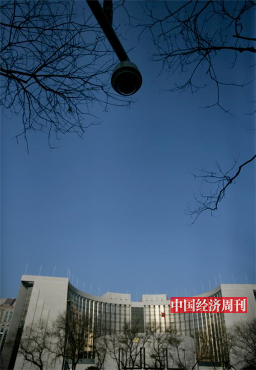 p39-经国务院批准，中国人民银行自 2005年7月21日起，开始实行以市场供求为基础、参考一篮子货币进行调节、有管理的浮动汇率制度。《中国经济周刊》首席摄影记者 肖翊  摄