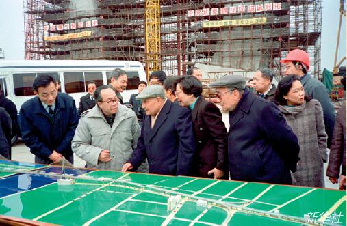 p23-1 1992年2月7日，邓小平（前中）、杨尚昆（前右）考察上海杨浦大桥浦东工地。新华社