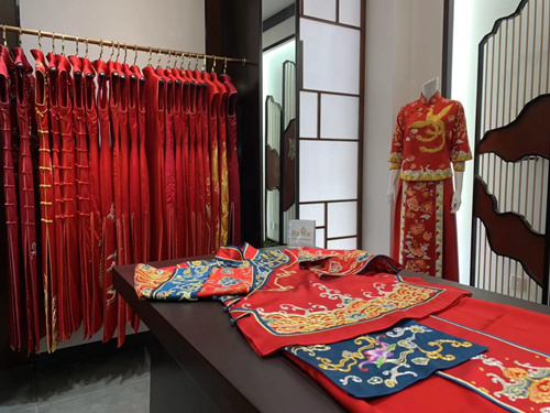 旗袍界唯一的国家级非物质文化遗产拥有者——龙凤旗袍（宋杰摄影）