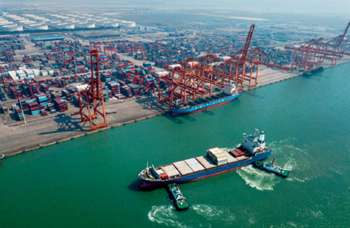 49-2 两艘海事船助推一艘海轮停靠钦州保税港区码头，中国西南崛起亿吨大港。