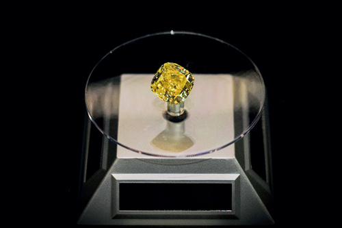 86-1 这颗Fancy Vivid Yellow 黄钻重达35.26 克拉，价值3500 万元人民币。