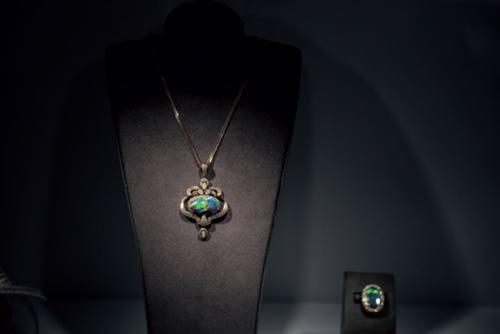 86-4 欧泊，世界主要贵重彩色宝石之一，被莎士比亚誉为“宝石皇后”。