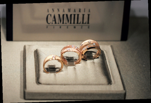 86-10 意大利著名珠宝品牌Annamaria Cammilli 的作品，被称为“最柔软的金雕塑”。