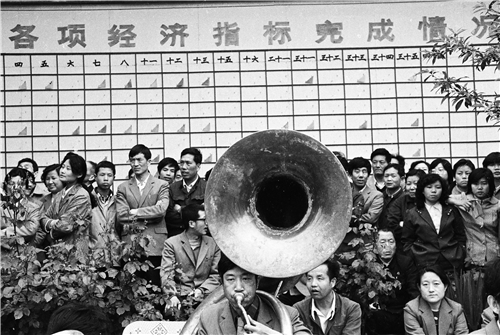 p38-1987 年，陕西宝鸡县，国营企业职工庆贺超额完成经济指标。(fotoe)