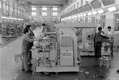 p39-北京第一机床厂自1987 年1 月开始实行“两保一挂”承包经营责任制后，给企业注入了新的活力。这个厂的“七五”重点改造项目装配车间总装线，工期原需8个月，实际只用了4 个半月。（新华社）