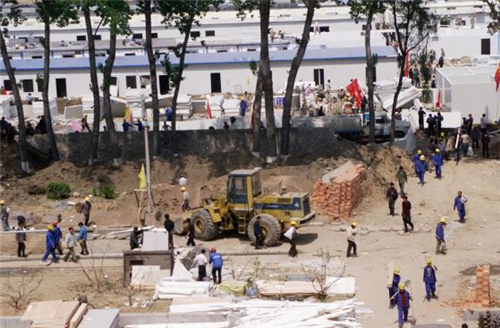 p133-2003 年4 月，正在日夜抢工建设的北京小汤山医院。(视觉中国)