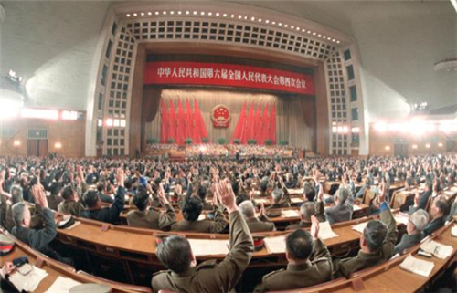 p141-1986 年4 月12 日，六届人大四次会议在北京人民大会堂闭幕。图为代表们举手通过《中华人民共和国民法通则》。(新华社)