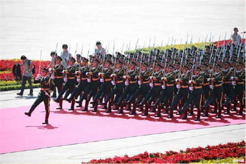 p176-2015 年9 月3 日，中国在北京举行盛大阅兵，纪念中国人民抗日战争暨世界反法西斯战争胜利70 周年。