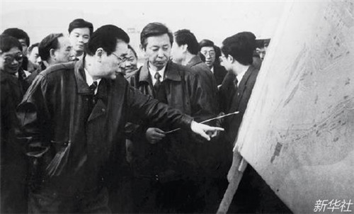 p106-1 1993 年12 月20 日，李鹏总理（前左）考察三峡工程施工准备情况。