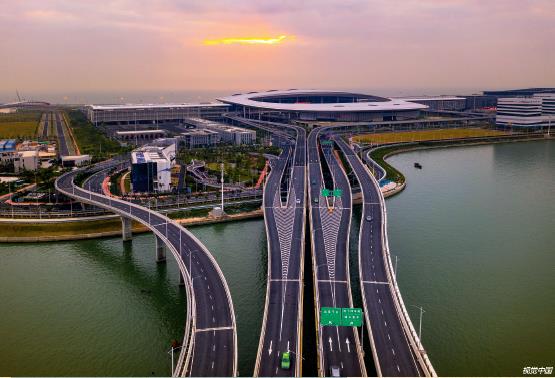 p110-1 2018 年12 月3 日，澳门。通车后的港珠澳大桥人工岛及通往珠海方向的道路。