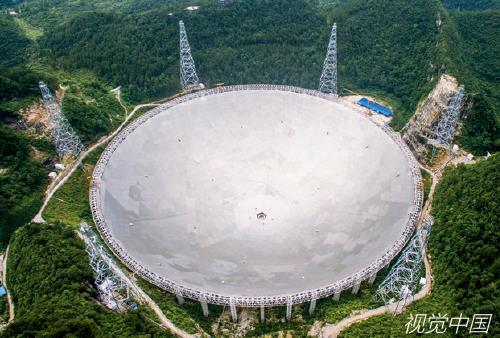 p110-2 ▲ 500 米口径球面射电望远镜被誉为“中国天眼”，由我国天文学家南仁东于1994年提出构想，历时22 年建成，于2016年9 月25 日落成启用。视觉中国