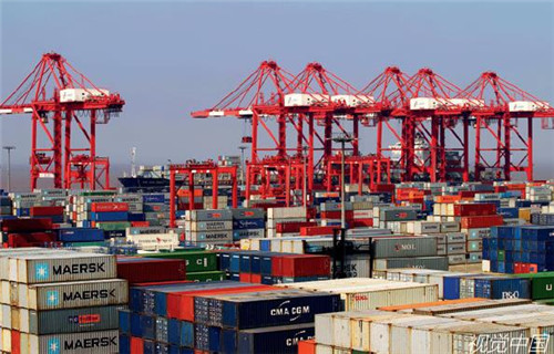 p128-这里是上海洋山深水港。上海港集装箱吞吐量已连续多年位居全球第一。繁忙的港口见证了加入WTO 之后中国经济的持续繁荣。