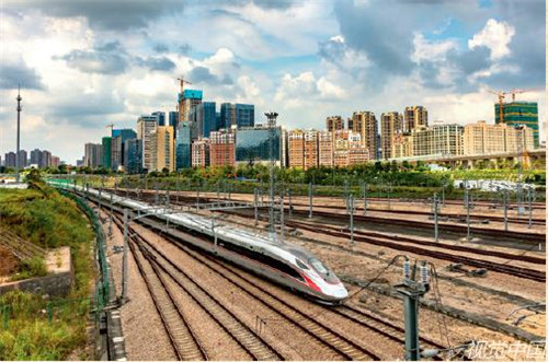 p189-2018 年9 月23 日，一列复兴号动车组经深圳北站向香港方向驶去。