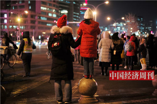 周末傍晚的海淀黄庄路口，“黄庄妈妈”带着孩子，穿梭在各式补习班。（《中国经济周刊》首席摄影记者 肖翊 摄）