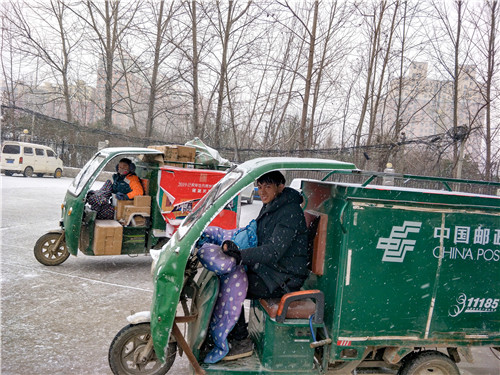 1月8日，河南省太康县下起了2019年第一场雪，雪花飞舞，寒风刺骨，但再大的风雪阻挡了不了投递员前行的脚步，太康县邮政分公司两位投递员轩愿辉和姜会杰准备完毕，整装待发