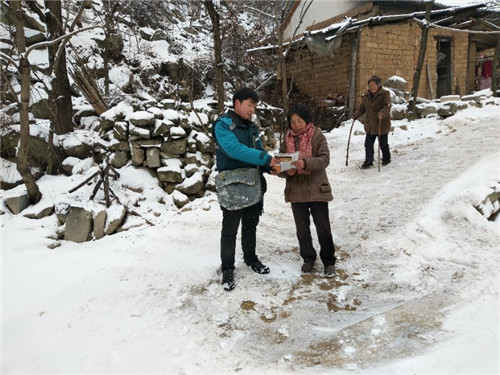 西峡邮政分公司冒着大雪，第一时间将快递送到村民手中。
