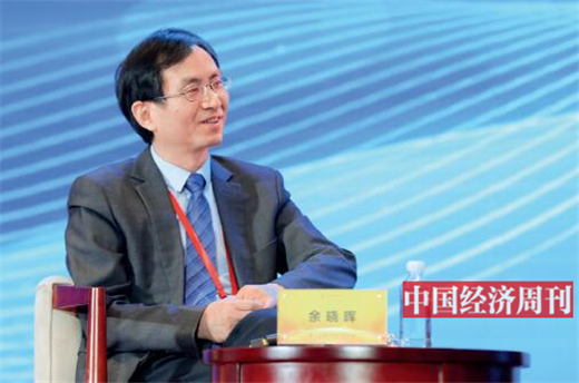 p56 余晓晖在第十七届中国经济论坛上担任“工业互联网助推新型工业化”高端对话主持人