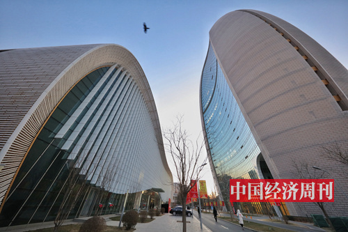 p125 冬日暖阳，京城CBD，闹中取静的报社大院。 460 多位政商学界人士欢聚一堂，共议“新工业革命与高质量发展”。