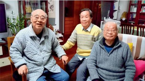 p50-于敏（左），中国科学院院士、核理论物理学家张宗烨（中），何祚庥。 图片来源 I 视频截图