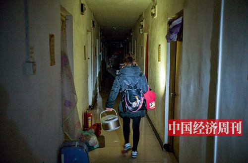 100 2017 年11 月30 日，北京某群租公寓内准备搬离的年轻人。《中国经济周刊》首席摄影记者 肖翊 摄