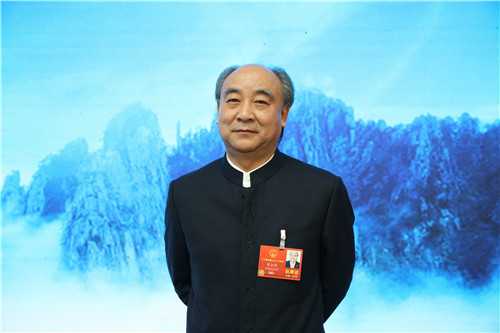 全国人大代表、古井集团董事长梁金辉。 