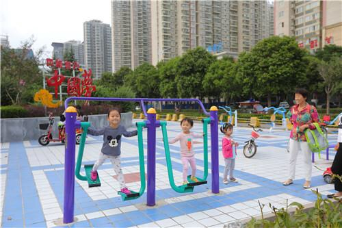 3  环境优美、设施齐全的居民健身游园（苟华云  摄）