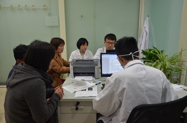 4,麻醉医生告知患者评估情况 陈瑜 摄