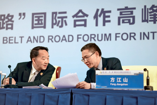 33 中宣部副部长蒋建国（左）与人民日报社副总编辑方江山在会上交流