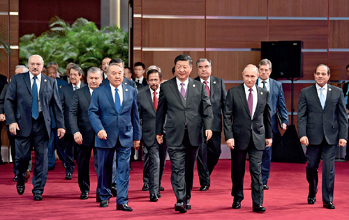 15 4 月26 日，国家主席习近平在北京出席第二届“一带一路”国际合作高峰论坛开幕式，并发表题为《齐心开创共建“一带一路”美好未来》的主旨演讲。这是习近平和出席开幕式的外方领导人共同步入会场。 新华社