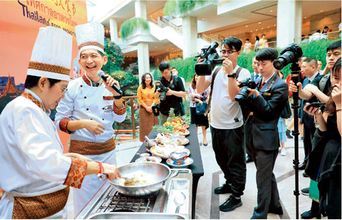 p60  来自泰国的著名大厨Yopicha Kachacheewa 先生为观众现场进行了泰国美食玫瑰花角和冬荫功汤的厨艺表演。广州日报全媒体记者骆昌威I 摄
