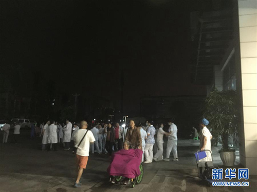 6月18日，在长宁县中医院，医务人员救治地震中的伤者。新华社发（万敏摄）