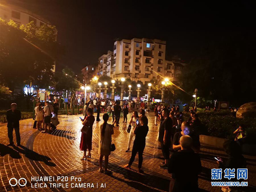 6月17日，在长宁县城，震后人们来到安全地带。新华社发（王旭 摄）