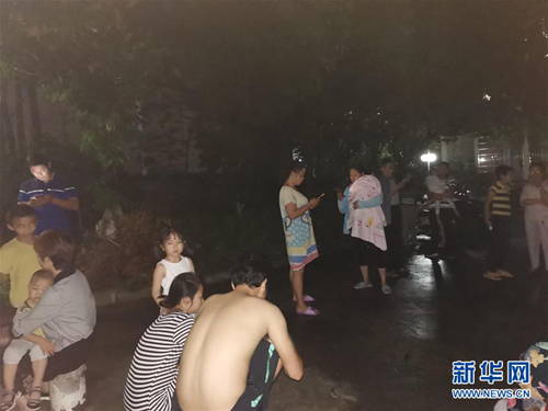 6月17日，在长宁县城，震后人们来到安全地带。 新华社发（陈锐 摄）