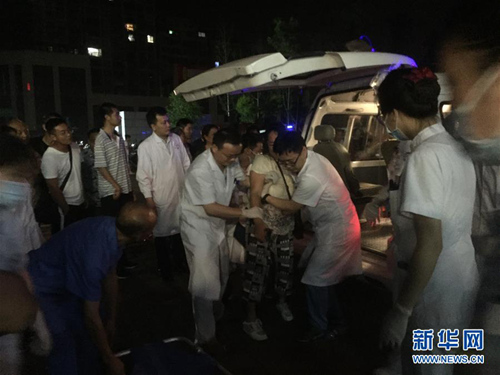 6月18日，在长宁县中医院，医务人员救治地震中的伤者。新华社发（万敏摄）2