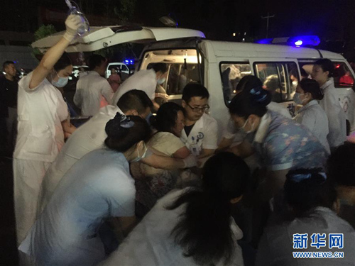 6月18日，在长宁县中医院，医务人员救治地震中的伤者。 新华社发（万敏摄）3