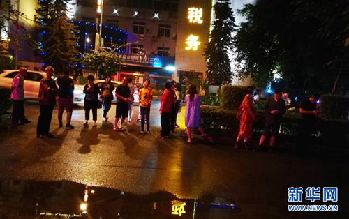 6月17日，在长宁县城竹韵广场，震后人们来到安全地带。新华社发（侯莉 摄）
