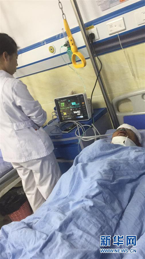 6月18日，在长宁县中医院，医务人员救治地震中的伤者。 新华社发（万敏摄）