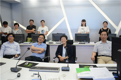 3  洛阳市委常委、宣传部长（前排右二）王飞到伊川县融媒体中心调研