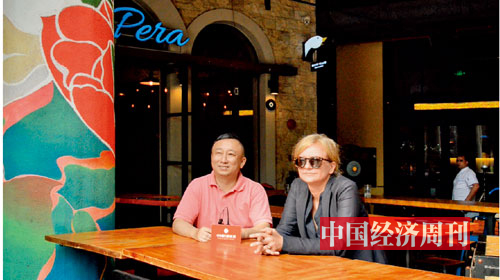 p100 上海大同延绿置业有限公司运营总监周文（左）及首席运营顾问Zane Goutard（右）《中国经济周刊》记者 王雨菲| 摄