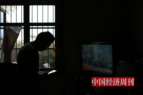 p95-1吴永正在自家房内时，总是打开电视，永远是央视新闻频道。《中国经济周刊》记者 胡巍| 摄