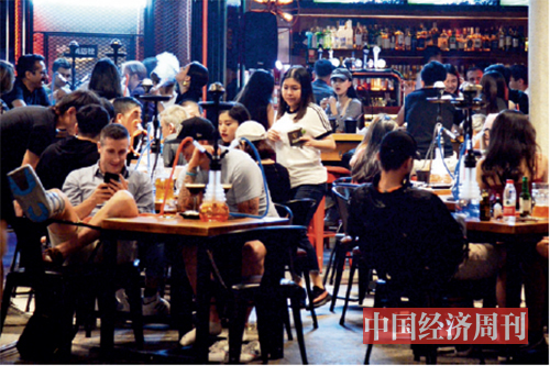 p18 大同坊里来自世界各国的特色餐吧 《中国经济周刊》记者   王雨菲| 摄