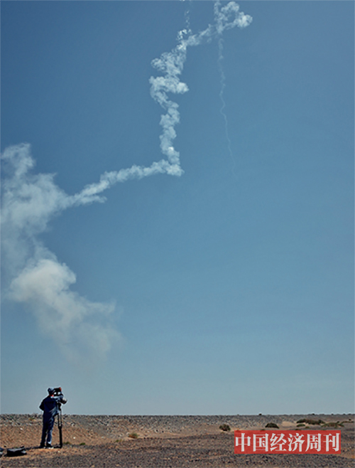 p25双曲线一号运载火箭成功首飞后，星际荣耀团队在发射现场庆祝。 《中国经济周刊》首席摄影记者  肖翊| 摄
