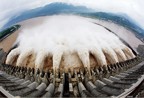 p30 2010年7月21日，三峡大坝已开启9个泄洪深孔和两个排漂孔泄洪。